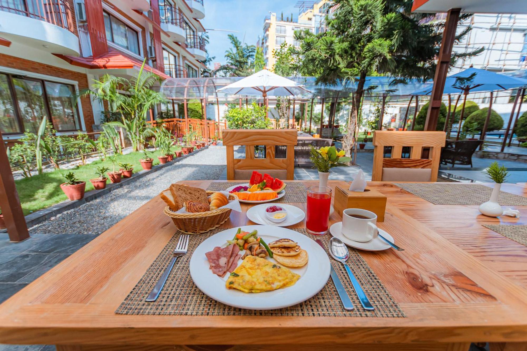 Temple Himalaya Hotel & Spa Покхара Экстерьер фото